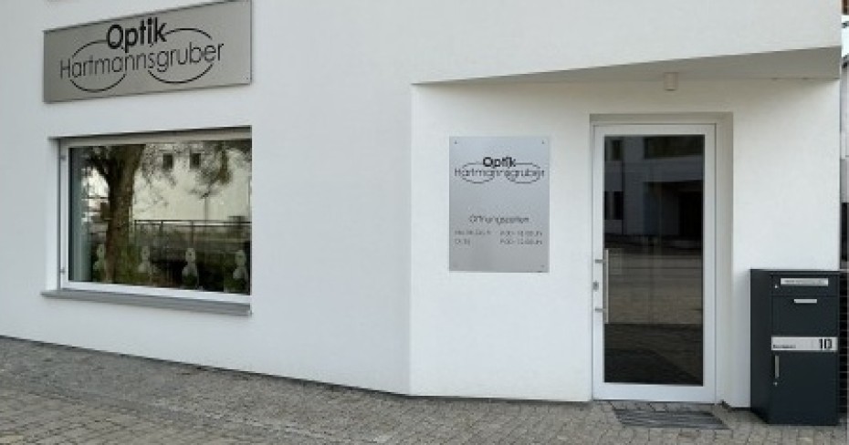 Eingang Optik Hartmannsgruber in Straßkirchen.