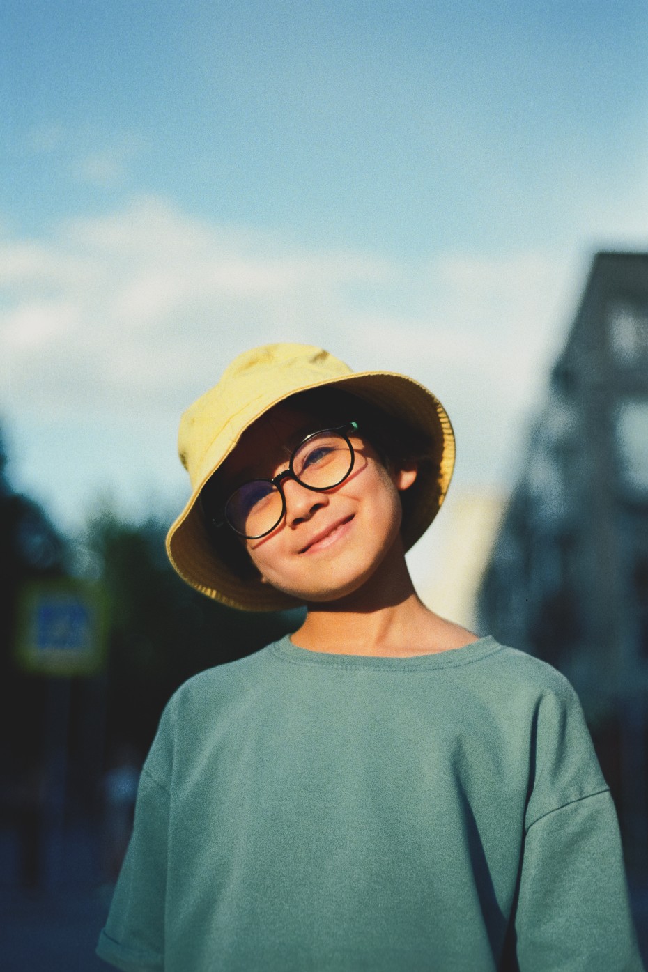 Junge mit Brille
