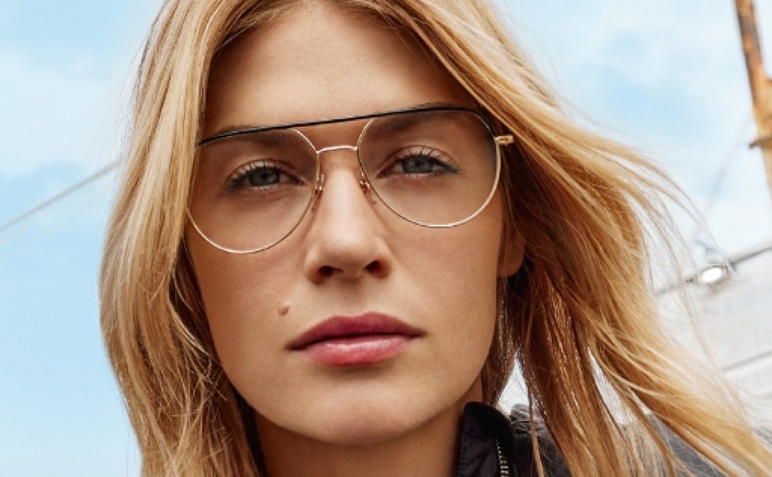 Carrera: Frau mit Brille