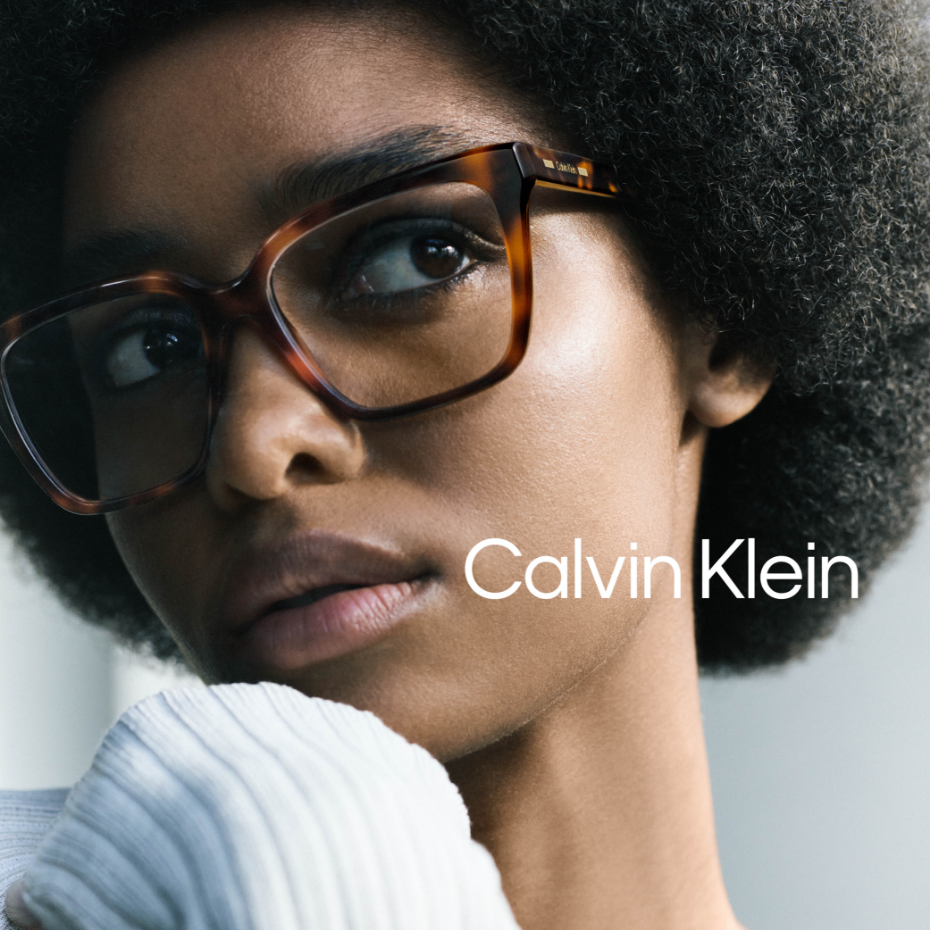 Calvin Klein: Junge Frau mit Brille