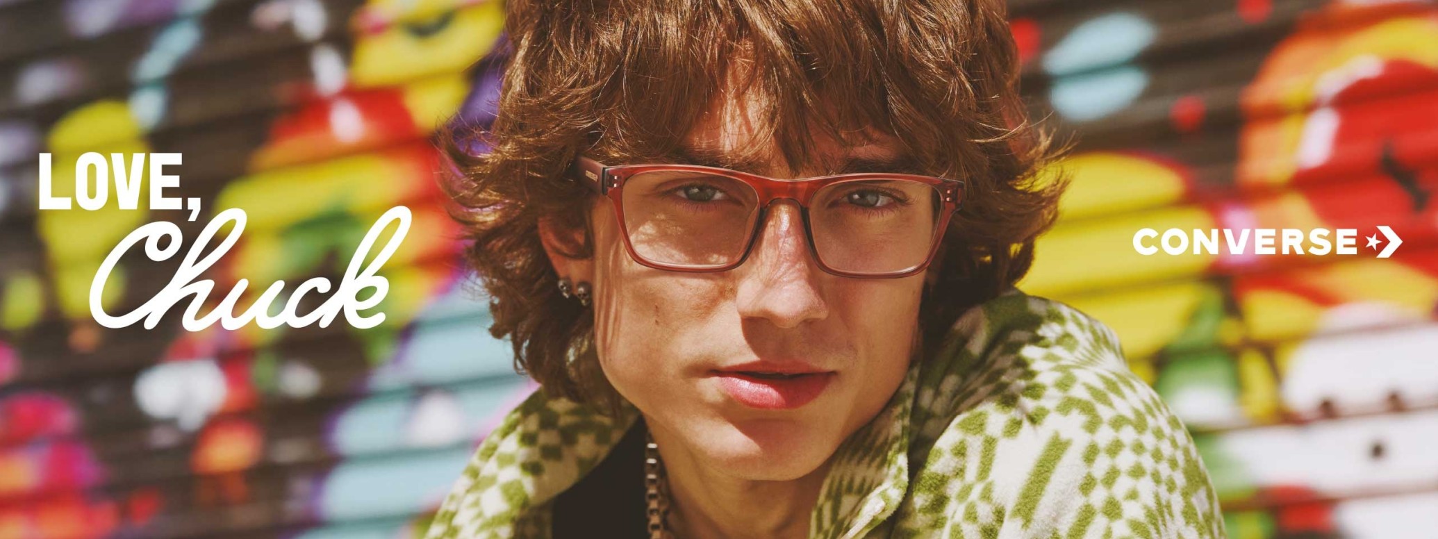 Converse: Junger Mann mit Brille