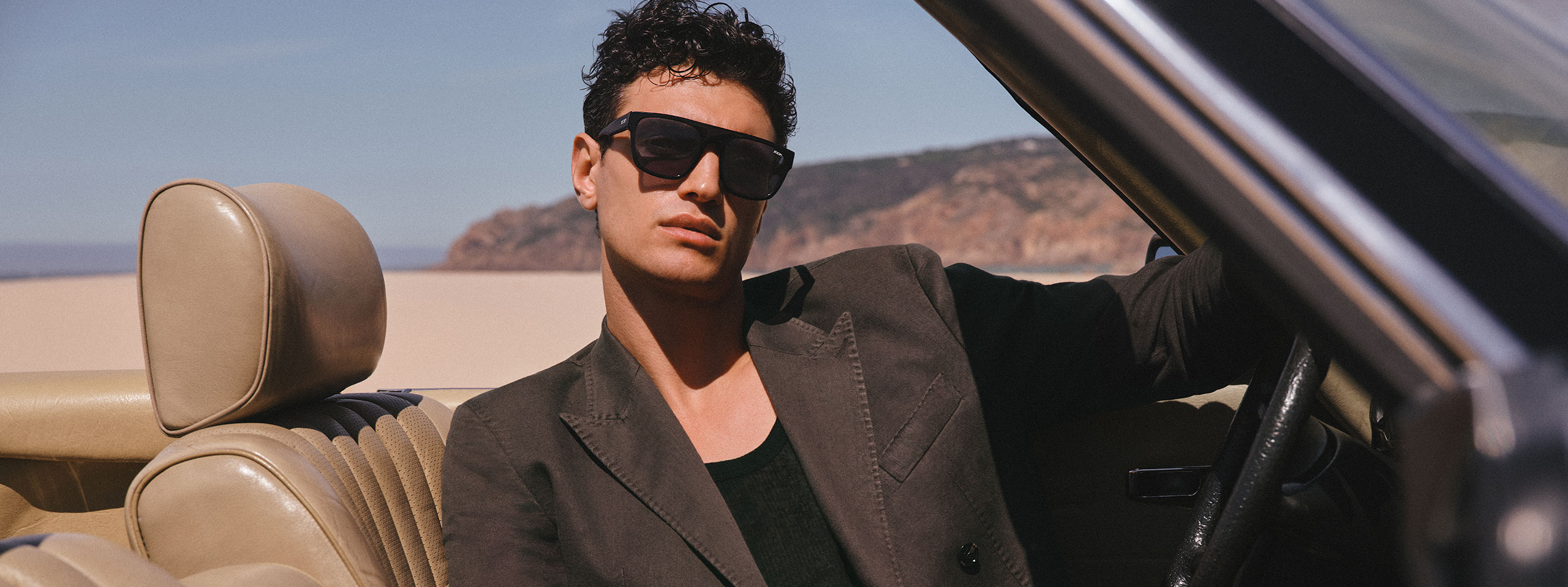 Joop: Mann mit Sonnenbrille sitzt im Cabrio