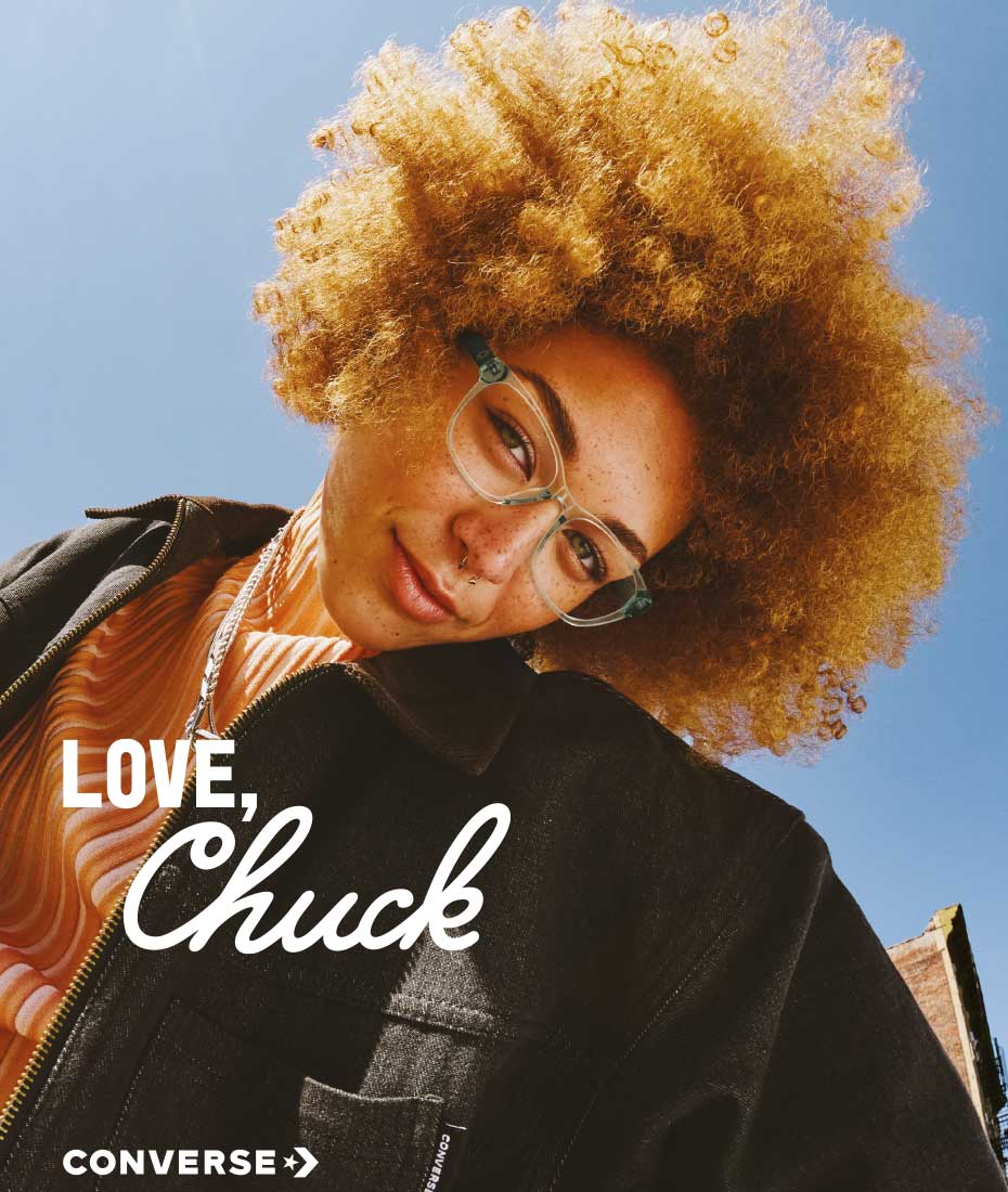 Converse: Junge Frau mit Brille