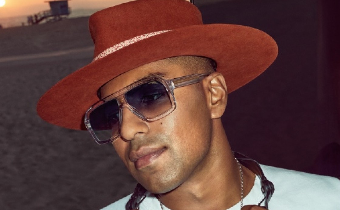 Carrera: Mann mit Sonnenbrille